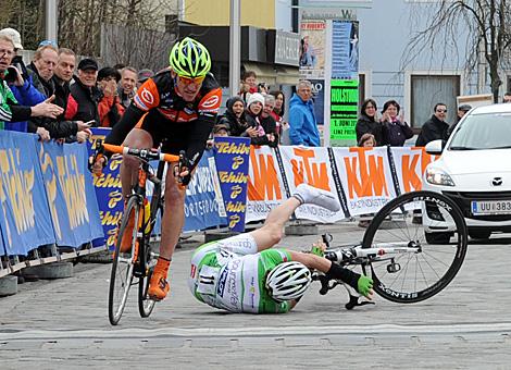 Petr Lechner, Team KTM Arboe Gebrueder Weiss Oberndorfer im Zielsprint mit Christoph Sokoll, Team Arboe Wels Gourmetfein welcher stuerzt.