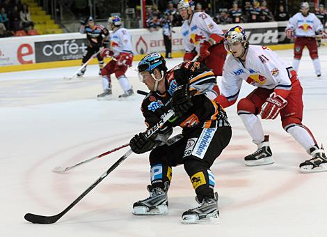 Rob Shearer, Liwest Black Wings Linz im Angriff auf das Tor der Salzburger.