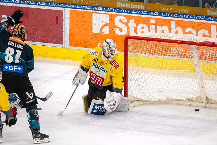 Sean Collins (Steinbach Black Wings Linz) erzielt das 4 zu 0 gegen Tormann Sebastian Wraneschitz (spusu Vienna Capitals), Steinbach Black Wings Linz vs spusu Vienna Capitals, Ladies Charity, ICE Eishockey Liga, Linz AG Eisarena