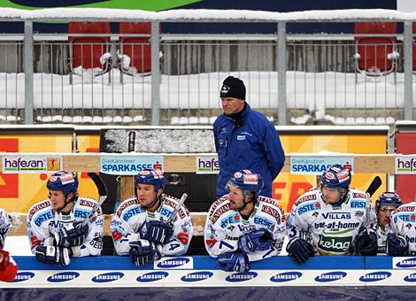 Die Spielerbank des VSV mit Trainer Johann Stroemvall