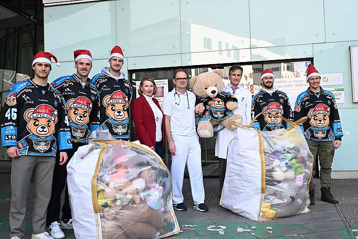 Mit Head Coach Philipp Lukas, den Spielern Raphael Wolf, Niklas Würschl, Logan Roe, Andreas Kristler alle Steinbach Black Wings Linz, übergeben Teddybären an das Kepler Universitäts Klinikum Linz, Prof. Dr. Wolfgang Högler, OA Dr Roland Lanzersdorfer, PBL Sandra Reichl MSC, Linz AG Eisarena 