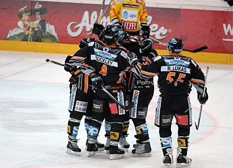 Die Linzer jubeln ueber den Ausgleich Liwest Black Wings Linz EV Vienna Capitals