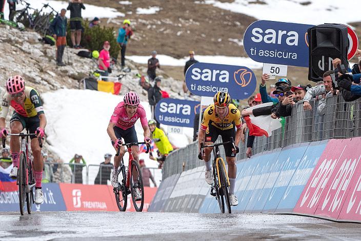 Geraint Thomas (GBR, Ineos Grenadiers) im Rosa Trikot des führenden in Gesamtwertung des Giro d Italia  106. Giro d Italia, Primoz Roglic (SLO, Team Jumbo-Visma)  Stage 19, Longarone  - Tre Cime de Lavaredo 183km