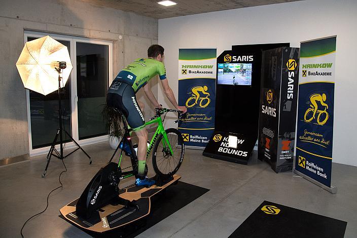 Jonas Rapp (GER, Hrinkow Advarics Cycleang) trainiert auf dem Saris Smarttrainer, Herren Elite, UCI Continental, Raiffeisen Hrinkow Bike Akademie