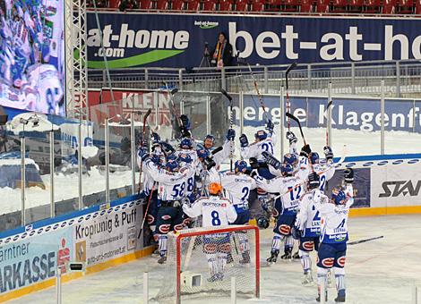 Der VSV jubelt ueber den Sieg ueber den KAC im Stadion Klagenfurt