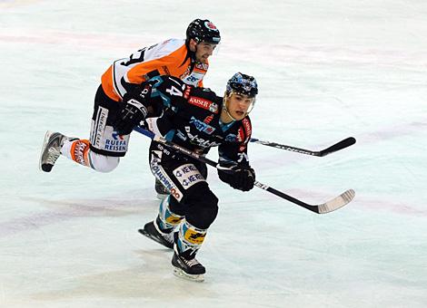 #74 Daniel Oberkofler, Stuermer, EHC Liwest Black Wings Linz im Laufduell mit dem Grazer #37 stefan Herzog, EC Graz 99ers.