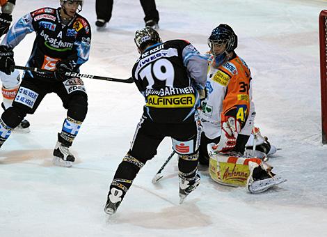 Gregor Baumgartner und Daniel Oberkofler Liwest Black Wings Linz vs. Tormann Matthias Weinhandl, Moser Medical Graz 99ers