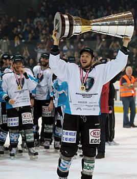 Philipp Lukas, mit dem Meisterpokal, EHC Liwest Black Wings Linz vs. EC KAC Finale 5