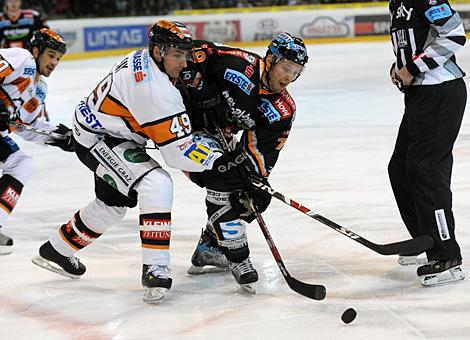 Gregor BAumgartner Liwest Black Wings Linz, und Greg DAy Moser Medical Graz 99ers