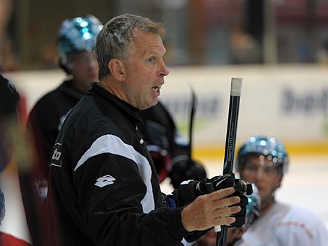 Trainer Rob Daum, leitet das erste Training der Linzer, Liwest Black Wings 2012/2013