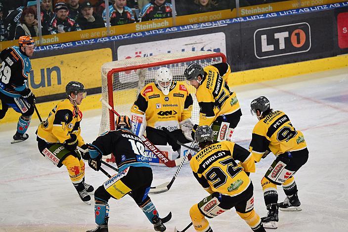 Ken Ograjensek (Steinbach Black Wings Linz) vor Tormann Edward Pasquale (HC Pustertal Wölfe)  Win2Day ICE Hockey League,  Steinbach Black Wings Linz vs HC Pustertal Wölfe,  Linz AG Eisarena 