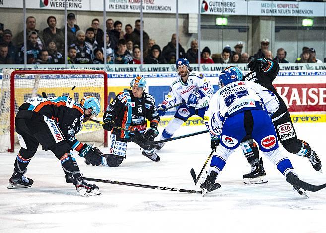 Mark Anthony Cundari (EC Panaceo VSV) erzielt das Empty Net gegen Steve Oleksy (EHC Liwest Black Wings Linz), Eishockey,  EHC Liwest Black Wings Linz vs EC VSV