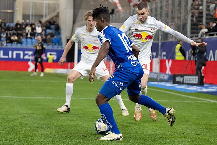 Paul Mensah (FC Blau-Weiß Linz), Strahinja Pavlovic (FC Red Bull Salzburg), Maurits Kjaergaard (FC Red Bull Salzburg)FC Blau-Weiß Linz  vs. FC Red Bull Salzburg, Admiral Bundesliga, 2023 - 2024