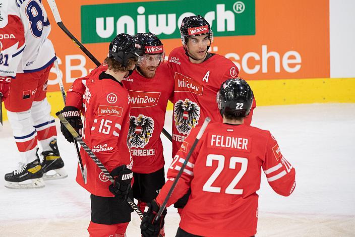 Team Aut feiert das Tor zum 1 zu 1 durch Verteidiger Erik Kirchschläger (AUT), Stürmer Nico Feldner (AUT), Stürmer Lukas Haudum (AUT), Verteidiger Luis Lindner (AUT),  Österreich vs Tschechische Republik, Eishockey Nationalteam, Testspiel Linz, Oberösterreich