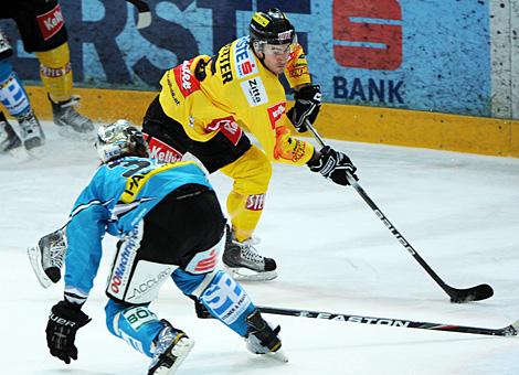 Rafael Rotter, Wein gegn Aaron McKenzie, Linz; Vienna Capitals vs. Liwest Black Wings 