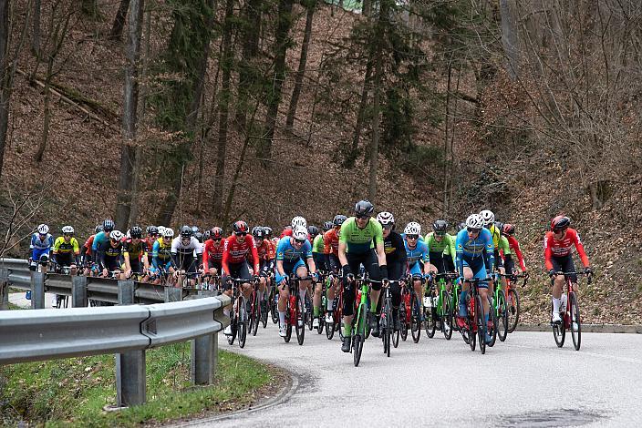 das Feld mit Johannes Rechenauer (GER, Hrinkow Advarics), Herren Elite, U23, Radliga, 62. Radsaison-Eröffnungsrennen Leonding, Oberösterreich 