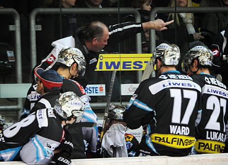 Timeout Linz, Trainer Kim Collins mit dem Team unzufrieden; Liwest Black Wings Linz vs. HDD TILIA Olimpija Ljubljana