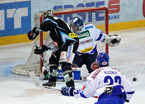 Jason Ward Liwest Black Wings Linz vs. Bernhard Starkbaum EC Rekord Fenster VSV