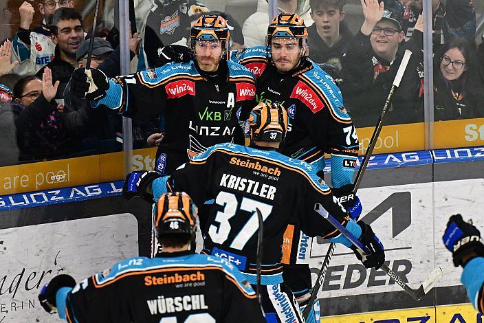 Die Steinbach Black Wings Linz feiern das Tor zum 2 zu 0 durch Sean Collins (Steinbach Black Wings Linz),  Win2Day ICE Hockey League,  Steinbach Black Wings Linz vs EC Red Bull Salzburg,  Linz AG Eisarena