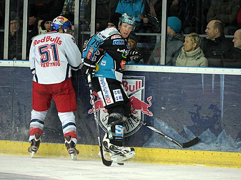 Gregor Baumgartner, Linz  im Duell mit Matthias Trattnig, Salzburg, EC Red Bull Salzburg vs. EHC Liwest Black Wings Linz 