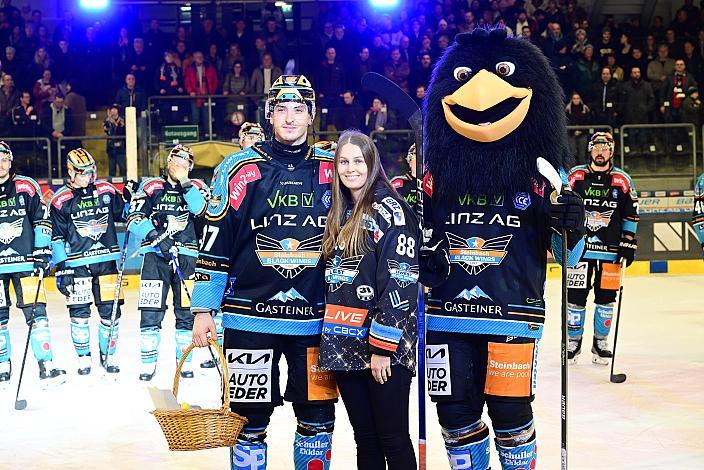 Spieler des Abends Luka Maver (Steinbach Black Wings Linz)  Win2Day ICE Hockey League,  Steinbach Black Wings Linz vs EC Red Bull Salzburg,  Linz AG Eisarena 