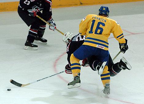 #16 Johan Franzen, Sweden und der US Amerikaner #22 Yan Stastny, Team USA.