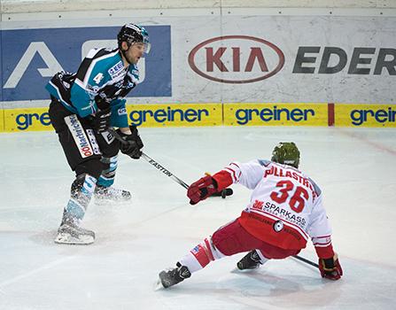 Mario Altmann (EHC Liwest Black Wings Linz) und Jerry Pollastrone (HCB Suedtirol), EHC Liwest Black Wings Linz vs HCB Suedtirol 4. Viertelfinale