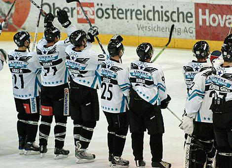 Die Linzer Black Wings jubeln ueber den 5 zu 2 Sieg gegen die Ontario Knights.