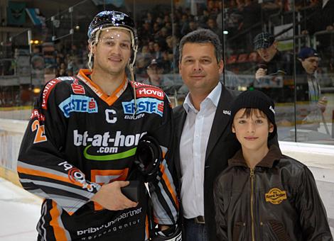 Praesident Ing. Peter Freunschlag und der Spieler des Abends Philipp Lukas. Liwest Black Wings Linz