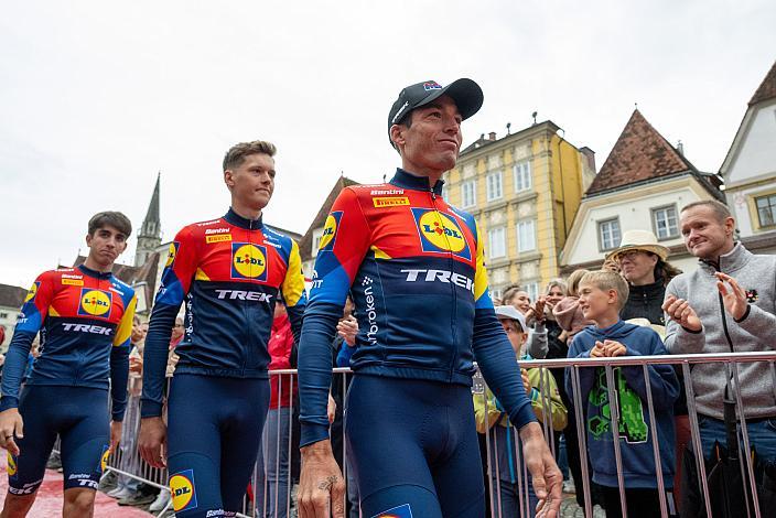 Paul Verbnjak (AUT, LIDL-TREK Future Racing), Aleix Espargaro (ESP, LIDL-TREK Future Racing) Teampräsentation Stadtplatz Steyr, Tour of Austria, Steyr Austria