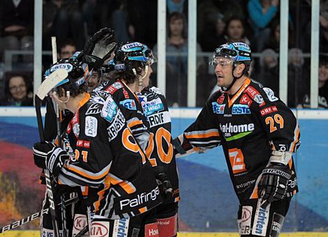 Franklin MacDonald und Markus Matthiasson jubeln Liwest Black Wings Linz Red Bull Salzburg