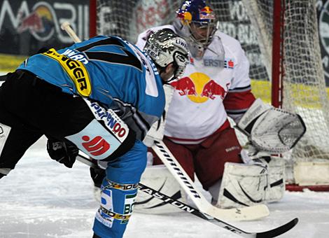 Jason Ward Liwest Black Wings Linz, vor Tormann Reinhard Divis vs. EC Red Bull Salzburg