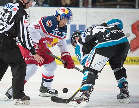 Ryan Duncan (EC Red Bull Salzburg) und Brett McLean (EHC Liwest Black Wings Linz), EC Red Bull Salzburg vs EHC Liwest Black Wings Linz 