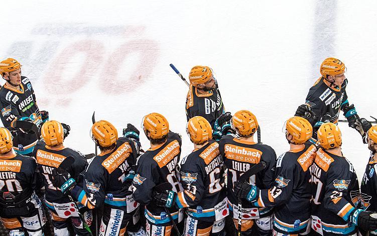 Die Black Wings 1992 feiern das Tor zum Steinbach Black Wings 1992 vs HC TWK Innsbruck  , Eishockey, Bet at Home ICE Hockey League