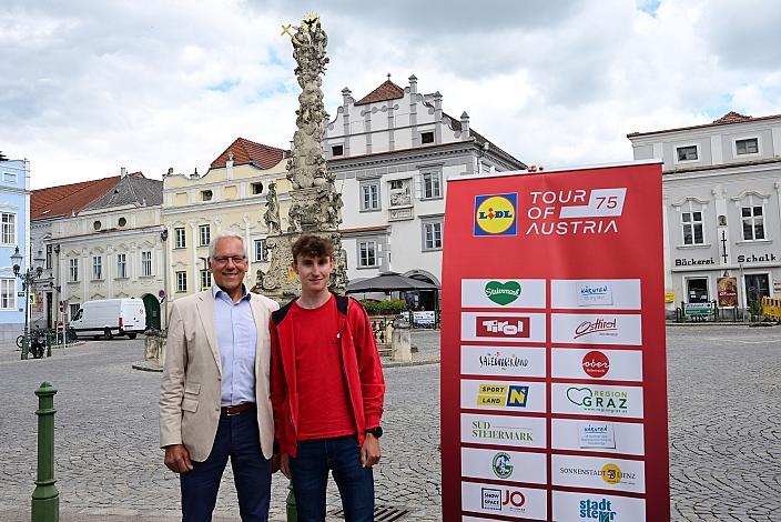 Gerhard Zadrobilek (AUT, Ö-Rundfahrtssieger 1981), Alexander Hajek (AUT, Red Bull - Bora - hansgrohe) Pressekonferenz zur 5. Etappe Startort Langenlois NÖ; Herren Elite, Tour of Austria