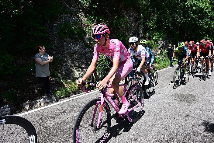 Tadej Pogacar (SLO, UAE Team Emirates) im Rosa Terikot des Gesamtführenden des 107. Giro d Italia, Stage 20, Alpago - Bassano del Grappa, km 184