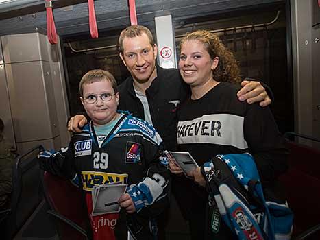 Robert Lukas, EHC Liwest Black Wings Linz mit Fans in der Strassenbahn.