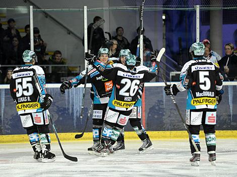 Linz feiert ein Tor gegen Salzburg.