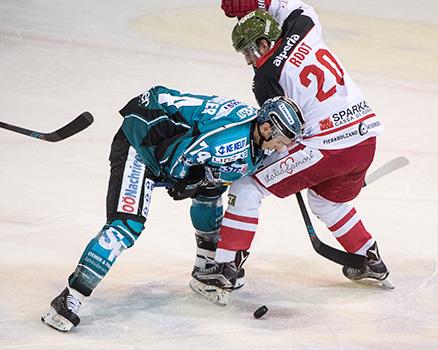 Daniel Oberkofler (EHC Liwest Black Wings Linz) und Jesse Root (HCB Suedtirol Alperia), EHC Liwest Black Wings Linz vs HCB Suedtirol Alperia