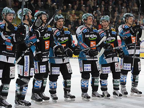 Linz feiert den Sieg, EHC Liwest Black Wings Linz vs. EC KAC Finale 3