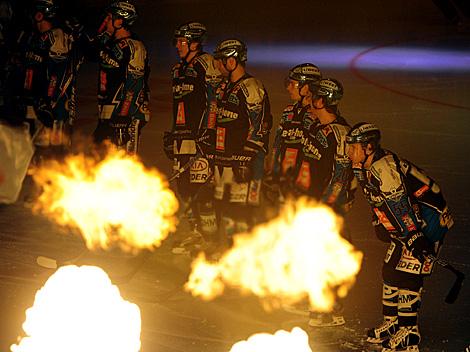 Die Linzer Spieler vor Matchbeginn, EHC Liwest Black Wings Linz vs. EC Red Bull Salzburg, Platzierungsrunde