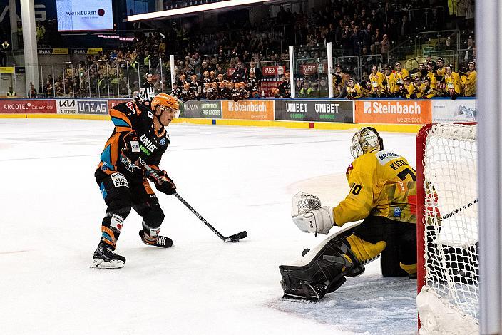 Brian Lebler (Steinbach Black Wings Linz), Tormann David Kickert (spusu Vienna Capitals), Steinbach Black Wings Linz vs Spusu Vienna Capitals, bet-at-home ICE Hockey League