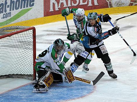 Philipp Lukas Linz, im Angriff, vor Tormann Matija Pintaric, Laibach, EHC Liwest Black Wings Linz vs. HDD Tilia Olimpija Ljubljana, 1. Semifinale