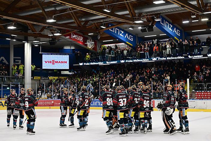 Die Steinbach Black Wings Linz feiern das Tor zum 3 zu 2 und zum Sieg, Steinbach Black Wings Linz vs Hydro Fehervar AV19, Weihnachtstrikot ICE Eishockey Liga, Linz AG Eisarena