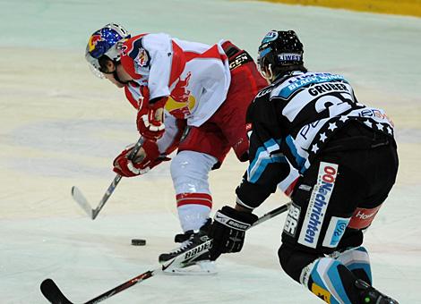 #27 Gerd Gruber, Verteidiger, Liwest Black Wings Linz verfolgt die #3 Walter Lee Sweatt, Red Bull Salzburg.