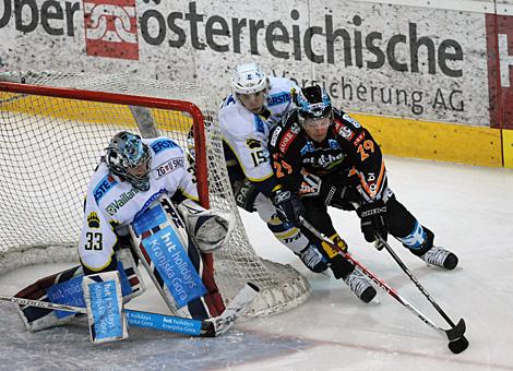 Markus Matthiasson Liwest Black Wings Linz verfolgt von Andy Sertich KHL Medvescak Zagreb 