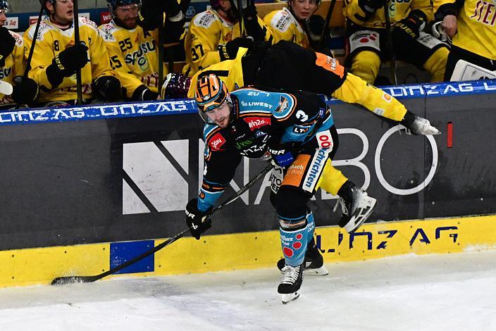 Greg Moro (Steinbach Black Wings Linz), Felix Koschek (spusu Vienna Capitals)  Win2Day ICE Hockey League,  Steinbach Black Wings Linz vs Spusu Vienna Capitals,  Linz AG Eisarena 