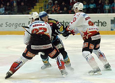 #21 Philipp Lukas, EHC Liwest Black Wings im Duell mit der #27 Miha Rebolj, HK Acroni Jesenice.