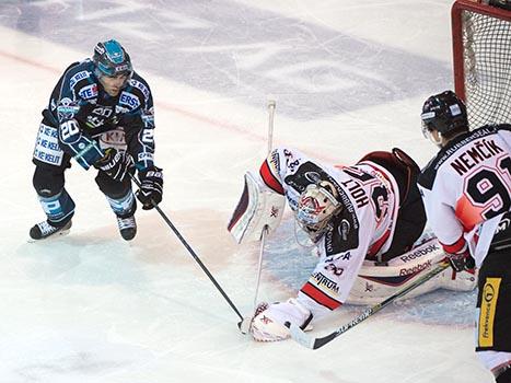 Brad Moran. Linz vor Tormann Chris Holt, Znaim, . EHC Liwest Black Wings Linz vs HC Orli Znojmo