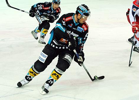 #29 Markus Matthiasson, Stuermer, EHC Liwest Black Wings Linz, im Hintergrund Brad Purdie, Linz.